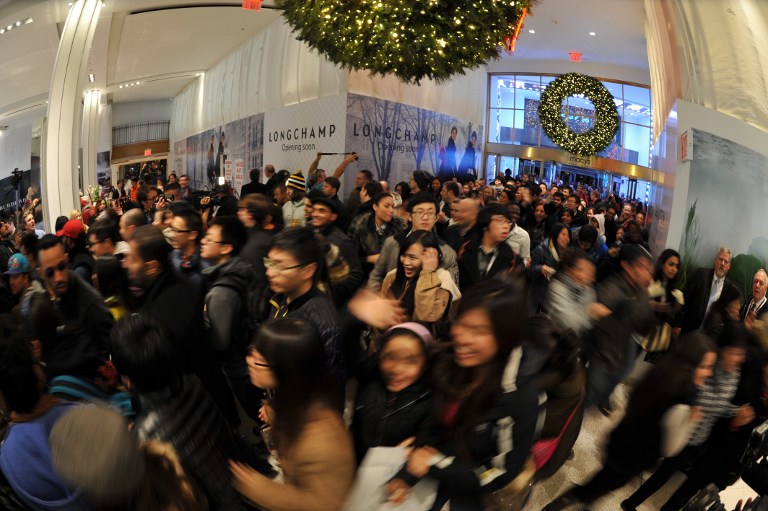 Pessoas invadindo um shopping à meia noite numa Black Friday (foto por AFP Press / Stan Honda / Diariocritico de Venezuela, CC BY)